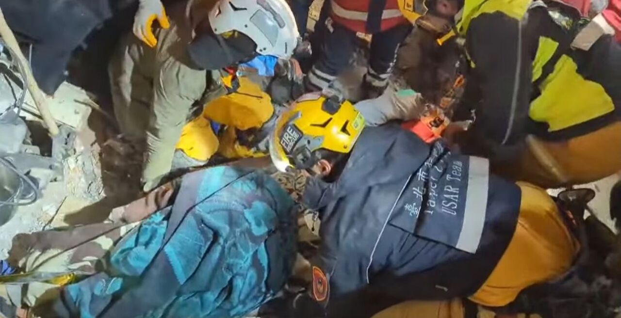 土耳其強震 台搜救隊救出一名受困女子 (影音 )