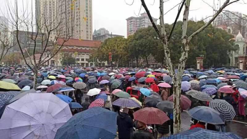 拿老人開刀?武漢調降醫保補貼 上萬退休人員上街抗議