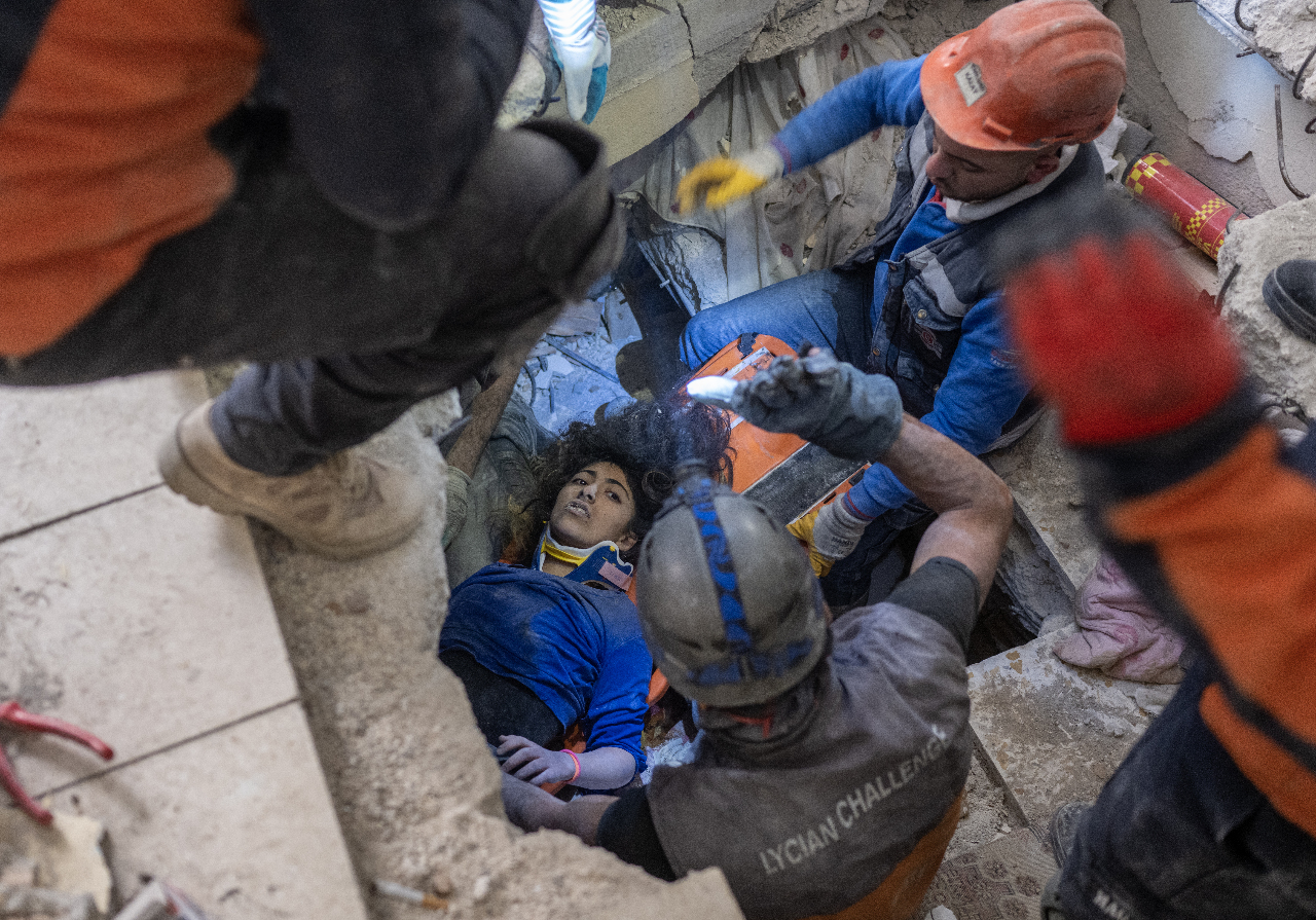 振奮！強震受困逾80小時 土耳其少女獲救