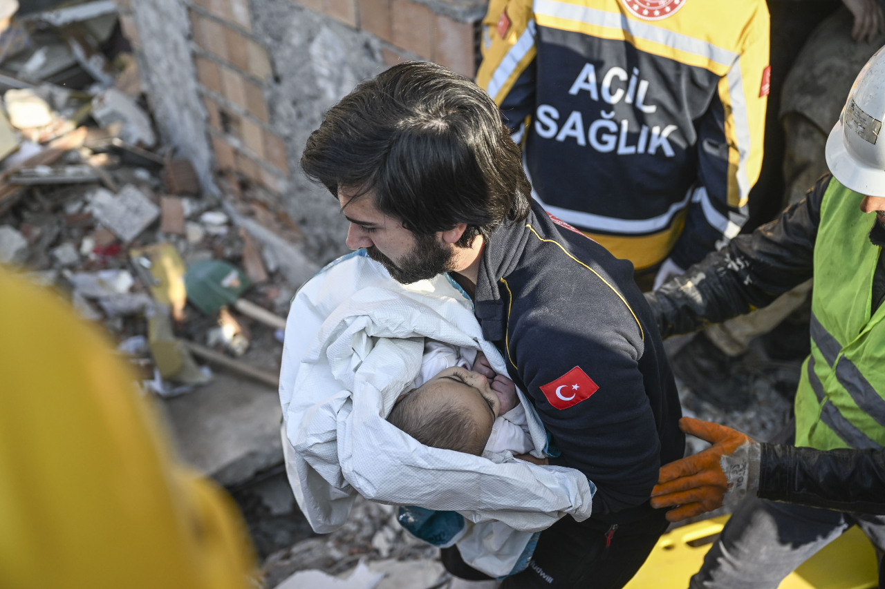 土敘強震死亡逾2.8萬人 救援行動再傳奇蹟