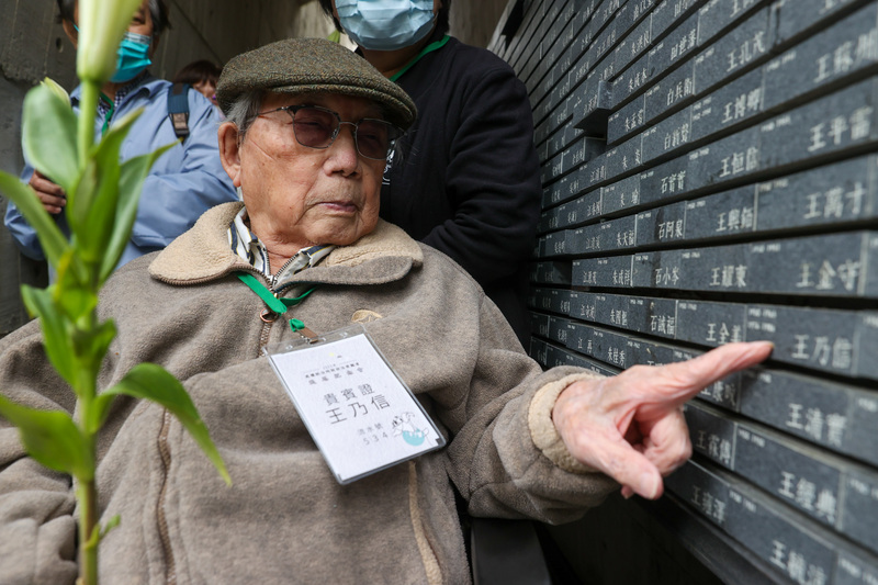 國家人權博物館18日在白色恐怖景美紀念園區舉行2023年威權統治時期政治受難者追思紀念會,政治受難者王乃信於人權紀念碑上找到自己的名字。中央社記者鄭清元攝 112年3月18日 (圖:中央社)