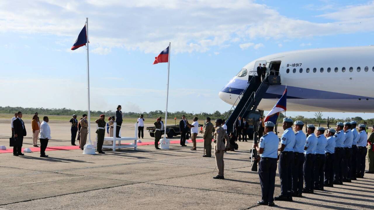 蔡總統出訪／蔡總統抵貝里斯 總督察芙拉接機
