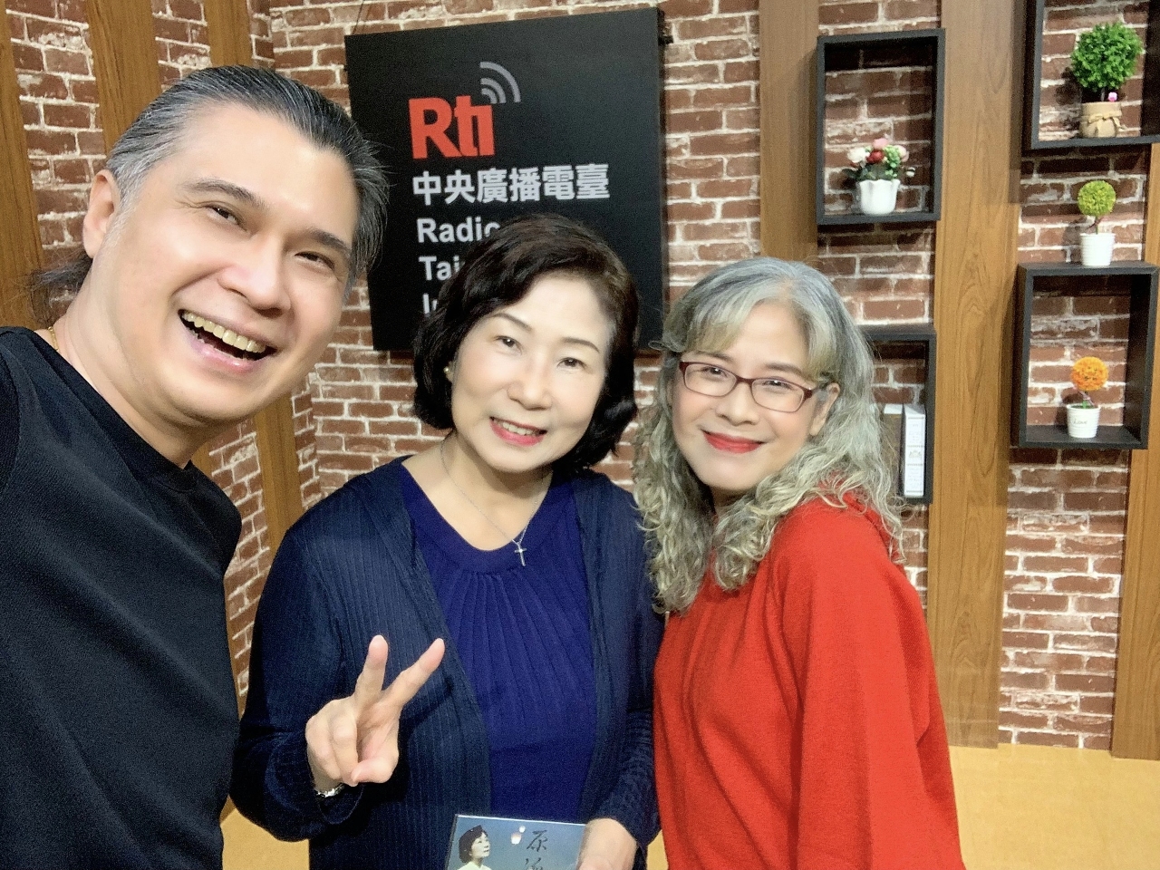 重新回歸歌壇的唱將歌手江念庭及製作人董子穆