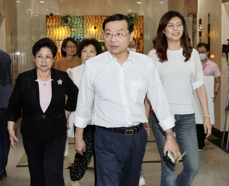 藍委衝NCC阻鏡電視闖關 結果「續行審議」