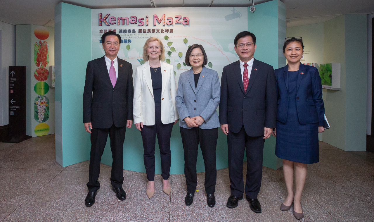 蔡英文接見前英國首相 特拉斯：台灣的成就須被保護  明年總統大選鳴槍起跑！藍、綠、白各候選人出線