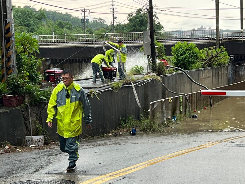 持續強降雨 新竹市多處路面及地下道淹水