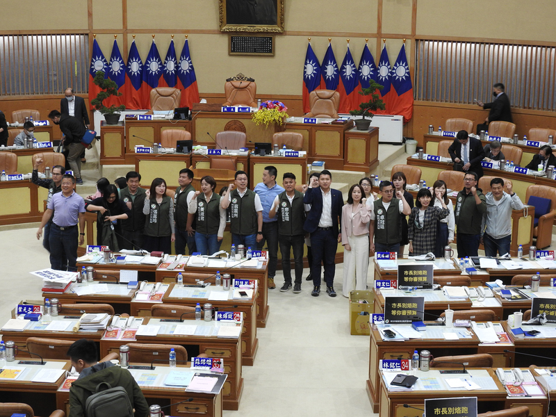 指書面質詢不成立 綠要變更議程 新北議會吵翻天
