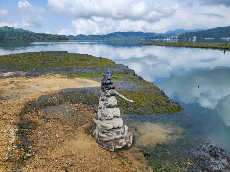 受惠近期梅雨鋒面降雨,日月潭水庫蓄水率增,日月潭知名景點「九蛙疊像」最底下銅蛙腳部也碰觸到水面。(日月潭國家風景區管理處提供)中央社記者蕭博陽南投縣傳真 112年5月25日 (圖:中央社) 受惠近期梅雨鋒面降雨,日月潭水庫蓄水率增,日月潭知名景點「九蛙疊像」最底下銅蛙腳部也碰觸到水面。(日月潭國家風景區管理處提供)中央社記者蕭博陽南投縣傳真 112年5月25日 (圖:中央社)