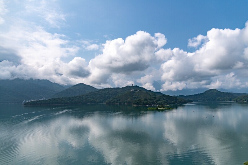 受惠近期梅雨鋒面降雨,日月潭水庫蓄水率增,日月潭山光水色、天空之鏡重現,湖水倒映藍天白雲美不勝收。(民眾提供)中央社記者蕭博陽南投縣傳真 112年5月25日 (圖:中央社) 受惠近期梅雨鋒面降雨,日月潭水庫蓄水率增,日月潭山光水色、天空之鏡重現,湖水倒映藍天白雲美不勝收。(民眾提供)中央社記者蕭博陽南投縣傳真 112年5月25日 (圖:中央社)