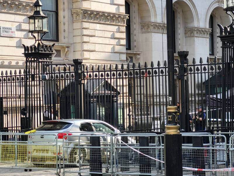 英首相府柵欄遭客車衝撞 警當場逮一嫌