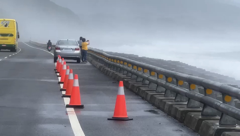 受颱風瑪娃外圍環流影響，東半部出現長浪，台東大武沿岸浪高約6至7公尺高，陣風約7級，南迴公路423公里處已有海浪打上公路，相關單位擺放三角錐警示來往車輛。中央社記者盧太城攝  112年5月29日 (圖：中央社)