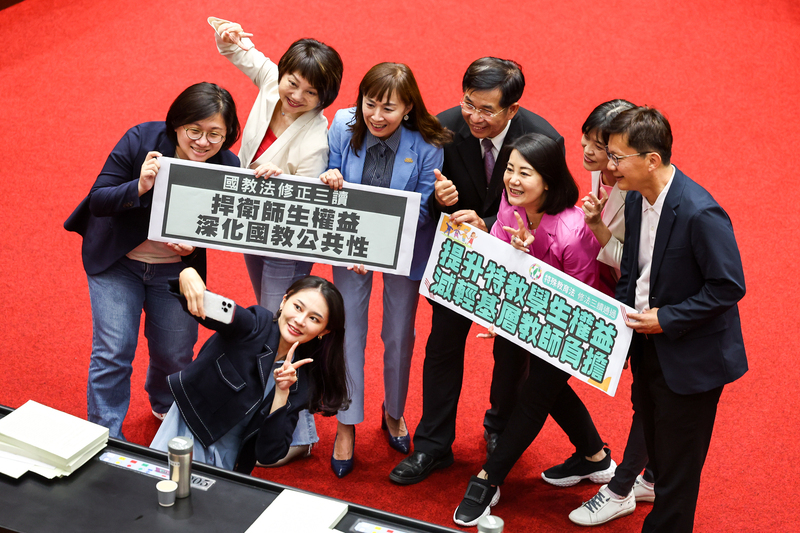 國民教育法睽違6年大修，29日在立法院三讀通過。教育部長潘文忠（後中）與民進黨立委賴品妤（前）、陳培瑜（後左起）、范雲、吳思瑤（後右3）等合影。中央社記者王騰毅攝  112年5月29日 (圖：中央社)