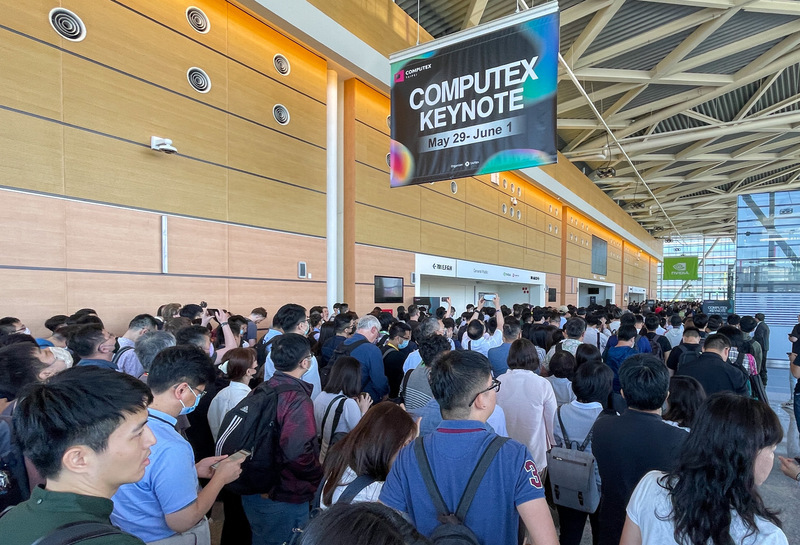 人工智慧（AI）晶片設計大廠輝達（NVIDIA）執行長黃仁勳29日在台北南港展覽館2館出席台北國際電腦展（COMPUTEX）發表主題演講，吸引約4000人報名參加，現場擠滿人潮。中央社記者裴禛攝  112年5月29日 (圖：中央社)