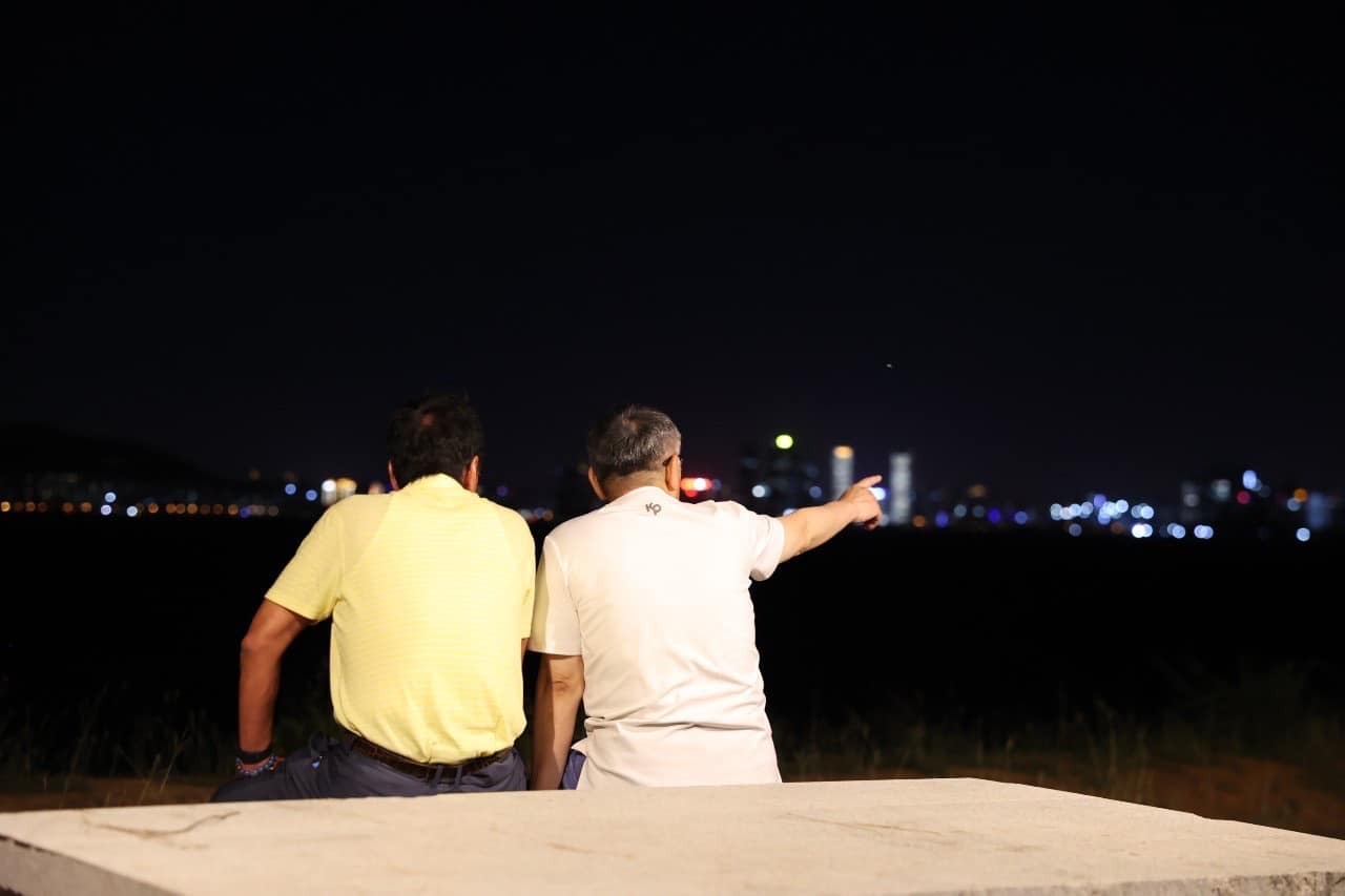 郭台銘夜邀柯文哲看海  打趣兩人「海誓山盟」