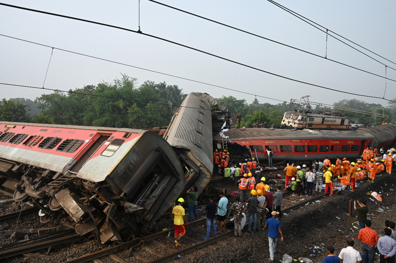 印度火車事故逾300死 鐵路部長：信號錯誤導致