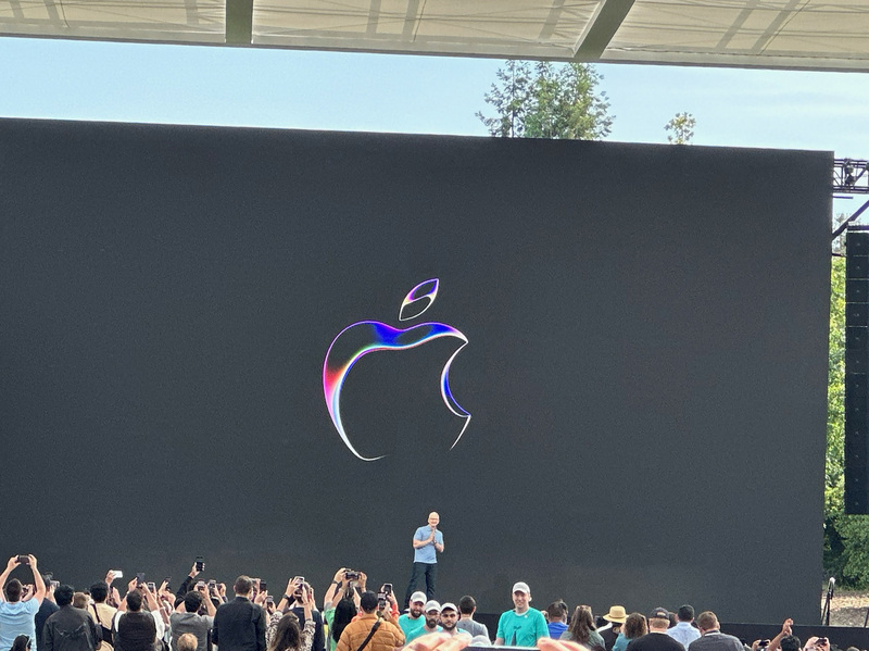蘋果WWDC全球開發者大會於美國舊金山時間5日登場，執行長庫克（Tim Cook）意外現身在總部ApplePark舉辦的實體特別活動，預告今天將是蘋果歷史性的一天。中央社記者吳家豪舊金山攝  112年6月6日 (圖：中央社)