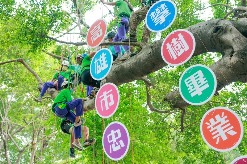 高雄市大寮區忠義國小因校園大樹林立，結合6年山野教育特色，發想舉辦「攀樹領畢業證書」的畢業活動，35名畢業生都完成攀上10公尺高的大樹任務。（忠義國小提供）中央社記者林巧璉傳真  112年6月7日 (圖：中央社)