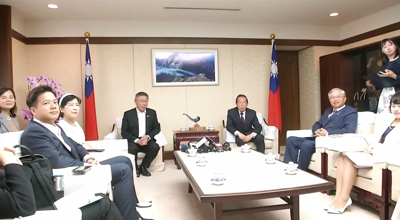 拜會駐日代表謝長廷 柯文哲：謝是人生導師