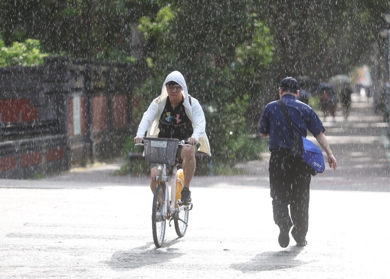 南台灣降雨機率增 全台感受暖濕西半部達33度