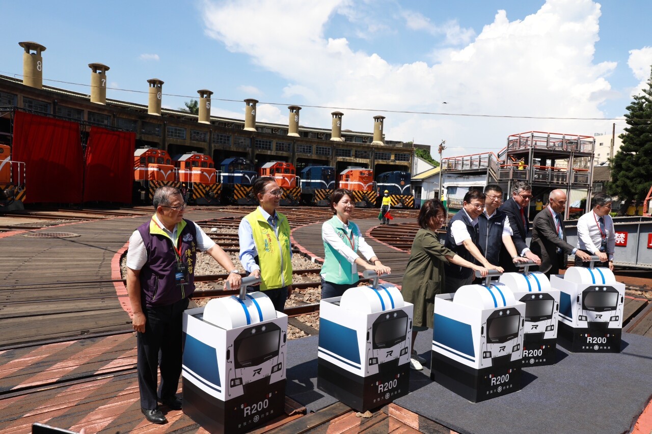 台鐵r200型新柴電機車10日在彰化扇形車庫正式對外亮相。圖為交通部長王國材跟眾嘉賓為r200型新柴電機車舉行揭幕儀式。 台鐵局提供 新聞 Rti 中央廣播電臺