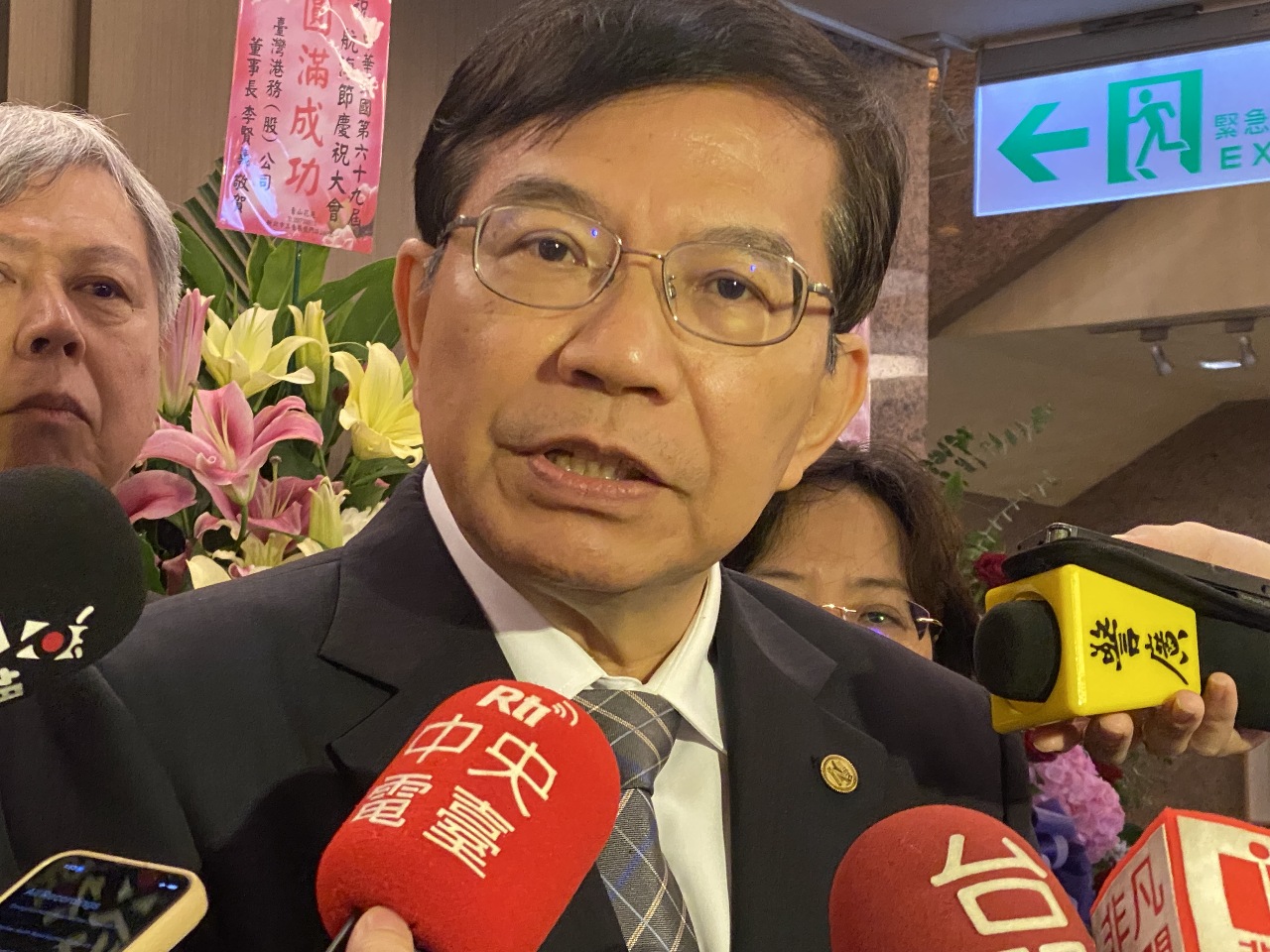 兼顧能源轉型 交長：同意四接LNG船有條件進港