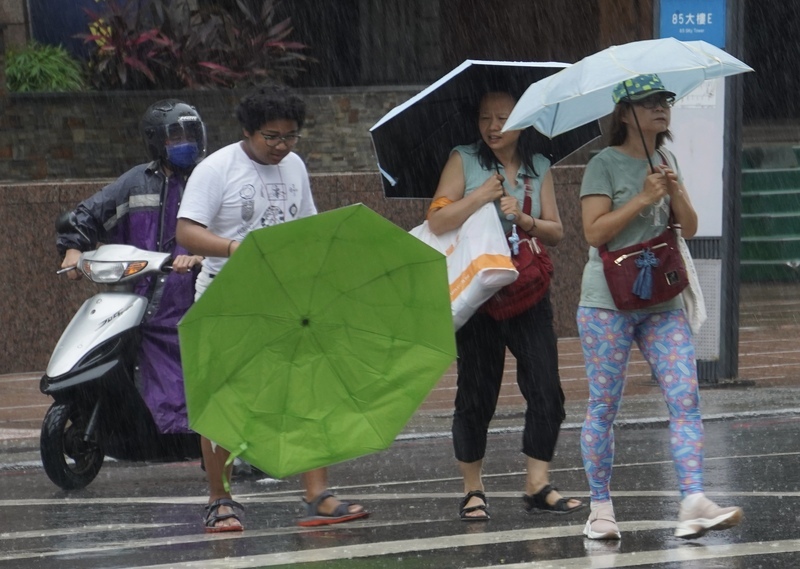 颱風蘭恩、朵拉接力生成但不侵台 8日起降雨擴大