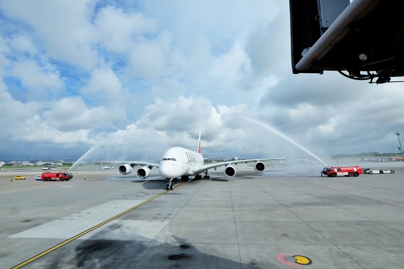 阿聯酋旗艦客機A380回歸 桃機灑水儀式迎接