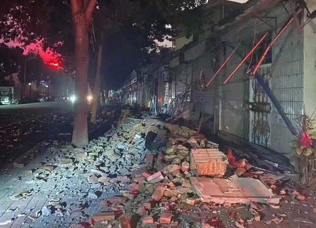 中國山東規模5.5淺層地震 釀至少21傷、上百房屋倒塌