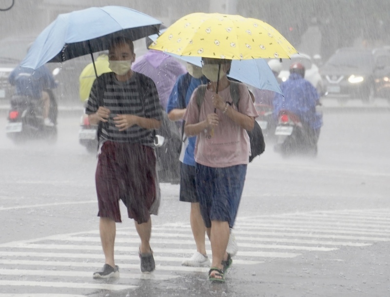 高雄大雷雨轟炸 多區淹水交通亂