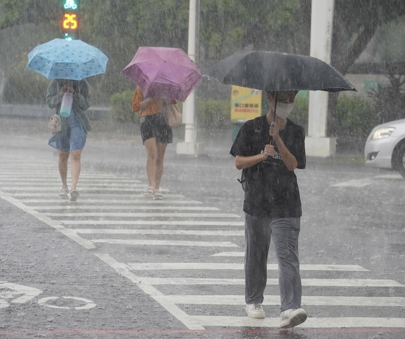 小犬颱風來襲 花、東、屏大豪雨特報