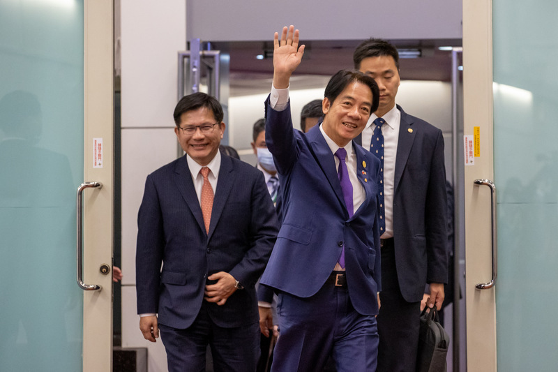 副總統賴清德(前)以特使身分率團出席友邦巴拉圭共和國新任總統潘尼亞(Santiago Pena Palacios,另譯:貝尼亞)就職典禮,18日凌晨搭機返抵桃園機場。中央社記者葉臻攝 112年8月18日 (圖:中央社) 副總統賴清德(前)以特使身分率團出席友邦巴拉圭共和國新任總統潘尼亞(Santiago Pena Palacios,另譯:貝尼亞)就職典禮,18日凌晨搭機返抵桃園機場。中央社記者葉臻攝 112年8月18日 (圖:中央社)