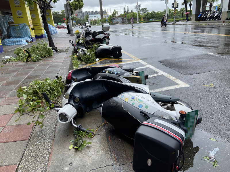 颱風海葵襲台，高雄3日入夜風強雨大，4日市區可見許多機車被強風吹倒在路邊。中央社記者董俊志攝 112年9月4日 圖：中央社 新聞 Rti 中央廣播電臺 8900