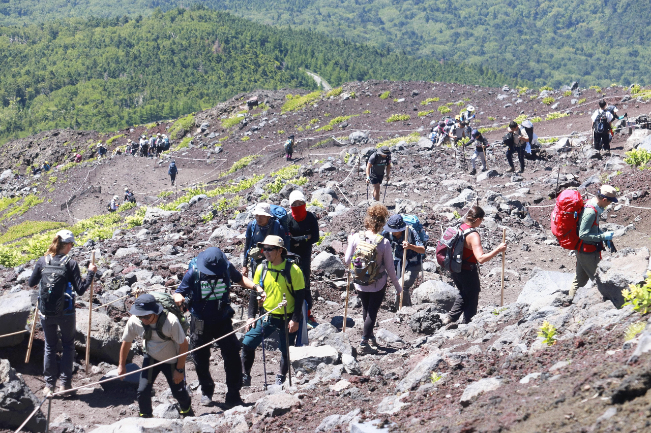 中國男大生月內兩度求援引怒火！靜岡、山梨縣挺違規登富士山應分攤救援費