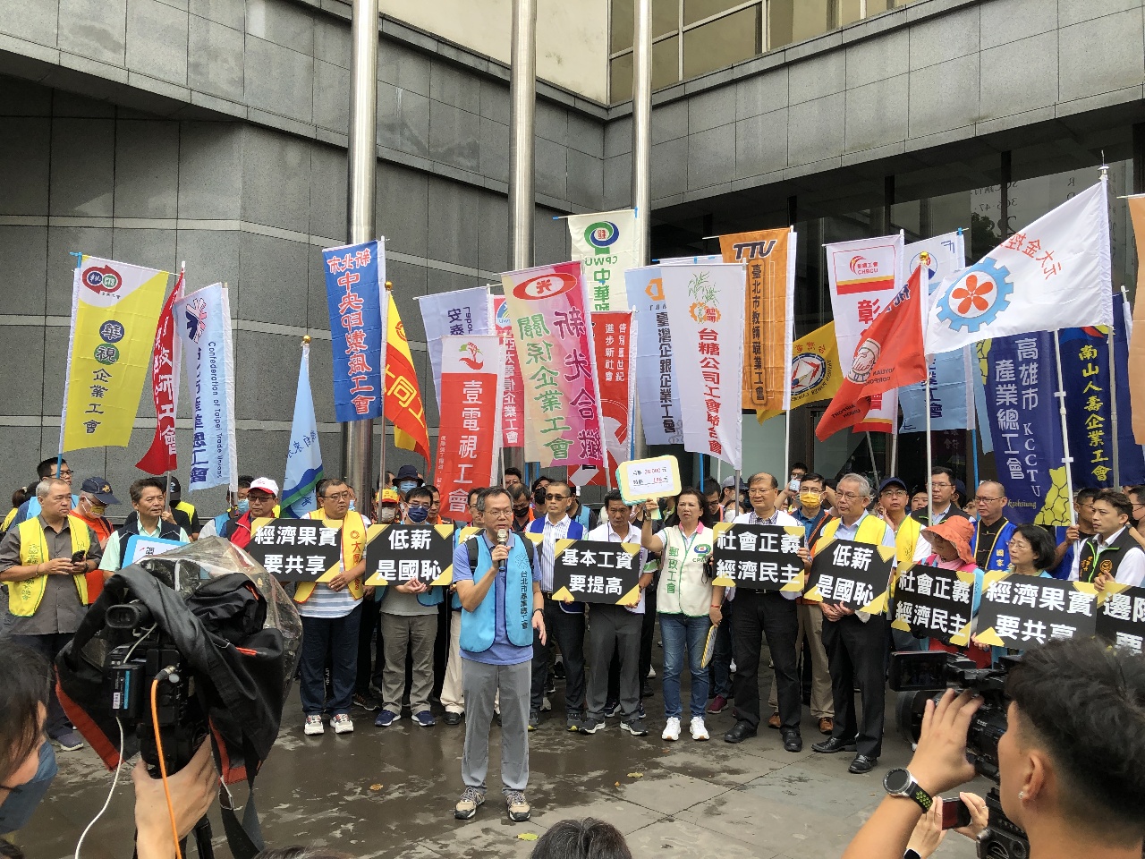 基本工資調幅今揭曉 勞方喊28K、資方反對4%調幅