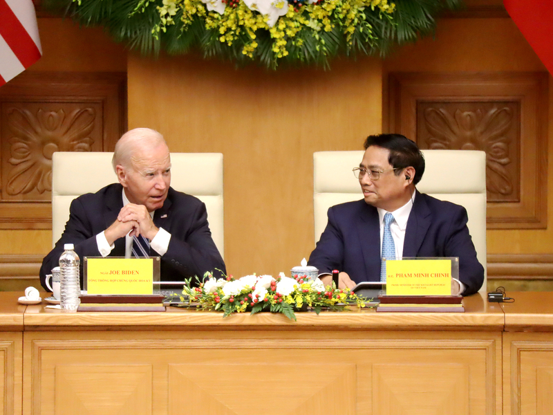 越南總理會晤拜登 盼落實戰略關係促進國防合作