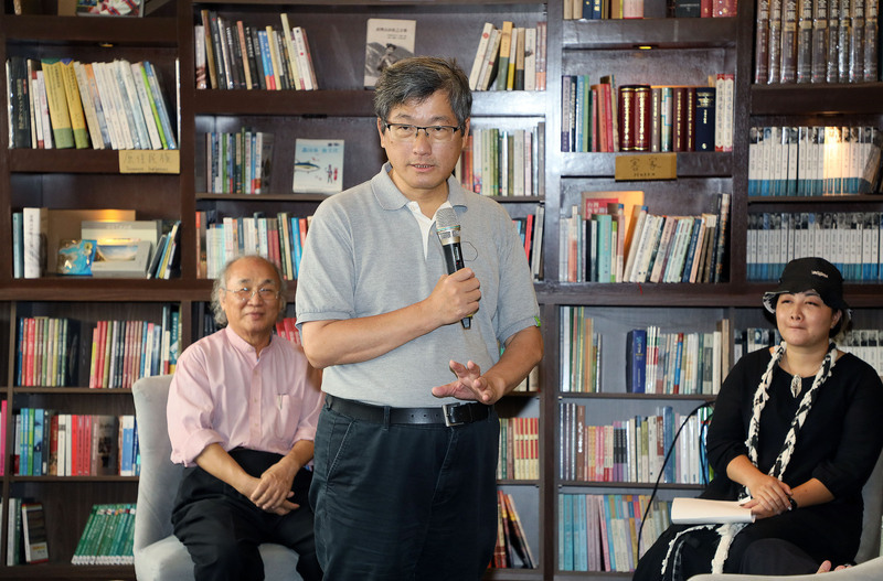 曾任文化建設委員會副主委的知名鄉土作家吳錦發(左)今年發表創作詩集「雅歌.福爾摩莎」,他的女兒吳明娟(右)也出版短篇小說集「夏卡爾的星空」,父女17日一同舉辦新書發表會,客委會主委楊長鎮(前中)出席致詞。中央社記者郭日曉攝 112年9月17日 (圖:中央社) 曾任文化建設委員會副主委的知名鄉土作家吳錦發(左)今年發表創作詩集「雅歌.福爾摩莎」,他的女兒吳明娟(右)也出版短篇小說集「夏卡爾的星空」,父女17日一同舉辦新書發表會,客委會主委楊長鎮(前中)出席致詞。中央社記者郭日曉攝 112年9月17日 (圖:中央社)