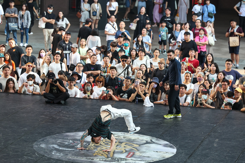 「Taipei Bboy City 安麗盃世界霹靂舞大賽」17日在台北信義商圈熱鬧展開,選手在台上大秀精湛舞技、力拚佳績;適逢週末假日,舞台旁也聚集不少民眾圍觀。中央社記者吳家昇攝 112年9月17日 (圖:中央社) 「Taipei Bboy City 安麗盃世界霹靂舞大賽」17日在台北信義商圈熱鬧展開,選手在台上大秀精湛舞技、力拚佳績;適逢週末假日,舞台旁也聚集不少民眾圍觀。中央社記者吳家昇攝 112年9月17日 (圖:中央社)