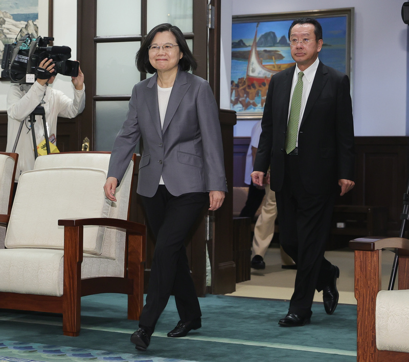 總統蔡英文(前左)18日由國安會祕書長顧立雄(右)等人陪同,在總統府接見「美國網路安全商業發展團」一行。中央社記者謝佳璋攝 112年9月18日 (圖:中央社) 總統蔡英文(前左)18日由國安會祕書長顧立雄(右)等人陪同,在總統府接見「美國網路安全商業發展團」一行。中央社記者謝佳璋攝 112年9月18日 (圖:中央社)