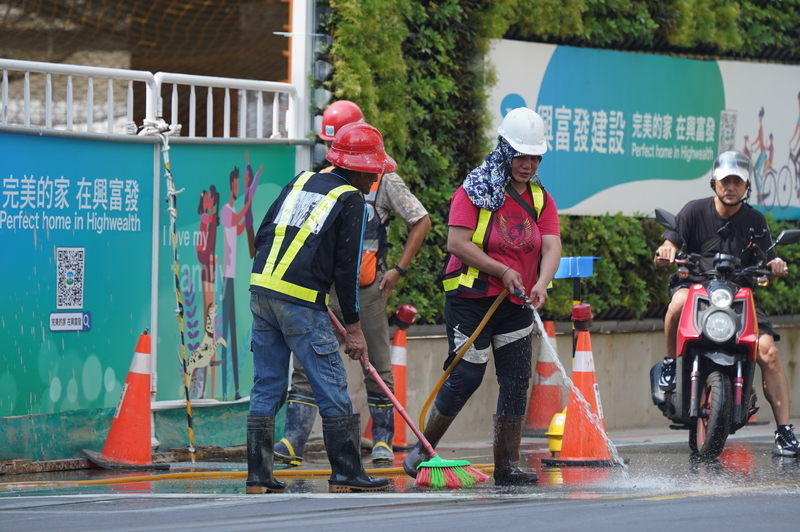 勞動部18日公布最新減班休息(無薪假)統計,這期增加848人,仍以製造業增加712人較顯著。圖為營建業人員在台北市北投區沖洗建案外的馬路。中央社記者徐肇昌攝 112年9月18日 (圖:中央社) 勞動部18日公布最新減班休息(無薪假)統計,這期增加848人,仍以製造業增加712人較顯著。圖為營建業人員在台北市北投區沖洗建案外的馬路。中央社記者徐肇昌攝 112年9月18日 (圖:中央社)