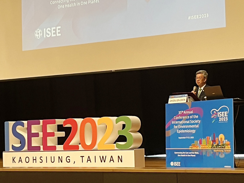 行政院長陳建仁18日在高雄出席國際環境流行病學學會(ISEE)全球年度會議,他也是本屆大會首位主講者,全程45分鐘演講以英文闡述流行病學在公共衛生決策上重要性。中央社記者林巧璉攝 112年9月18日 (圖:中央社) 行政院長陳建仁18日在高雄出席國際環境流行病學學會(ISEE)全球年度會議,他也是本屆大會首位主講者,全程45分鐘演講以英文闡述流行病學在公共衛生決策上重要性。中央社記者林巧璉攝 112年9月18日 (圖:中央社)