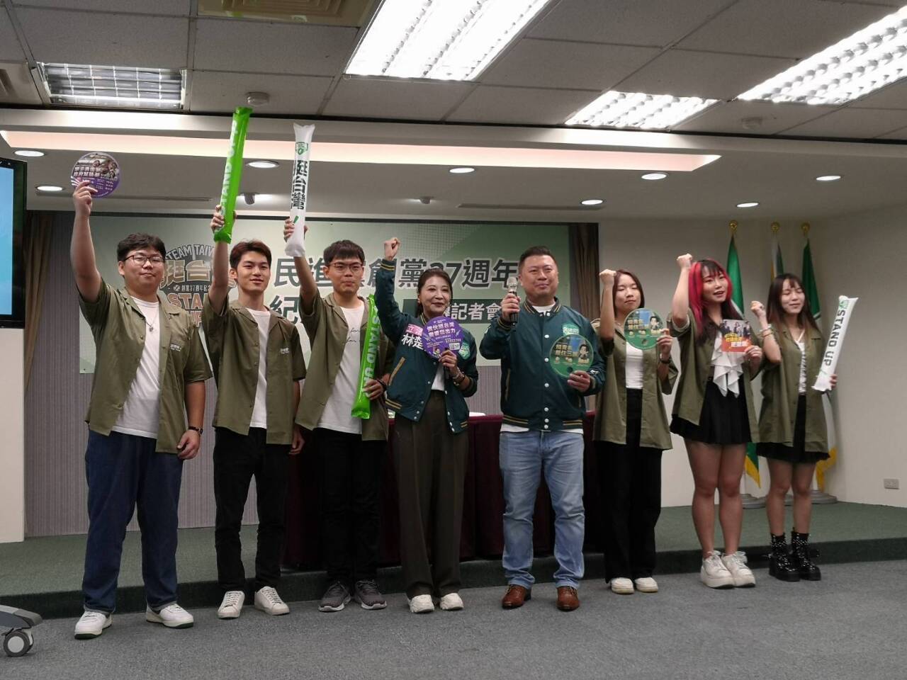 創黨37週年 民進黨黨慶音樂會邀民眾「挺台灣 Stand up！」