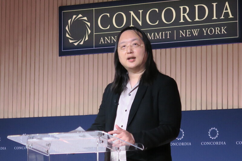 唐鳳紐約演講 分享台灣數位民主經驗