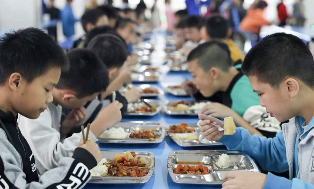 中國校園突大吃料理包 為戰爭做準備？