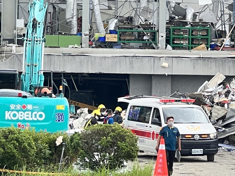 屏東科技產業園區內的明揚國際科技股份有限公司工廠22日傍晚發生火警，部分廠區持續悶燒，23日中午現場又找到1具罹難者遺體。中央社記者李卉婷屏東攝  112年9月23日 (圖：中央社)