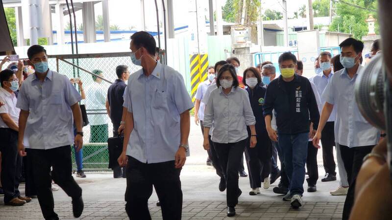 屏東明揚國際科技股份有限公司廠房22日大火釀嚴重傷亡，總統蔡英文（中）23日中午前往殯儀館，向殉職消防員上香致意。中央社記者洪學廣攝  112年9月23日 (圖：中央社)
