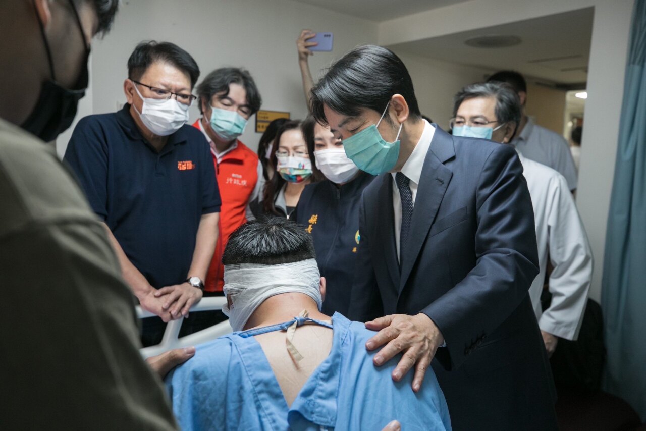 賴清德赴屏東探視大火傷者 並慰問罹難者家屬