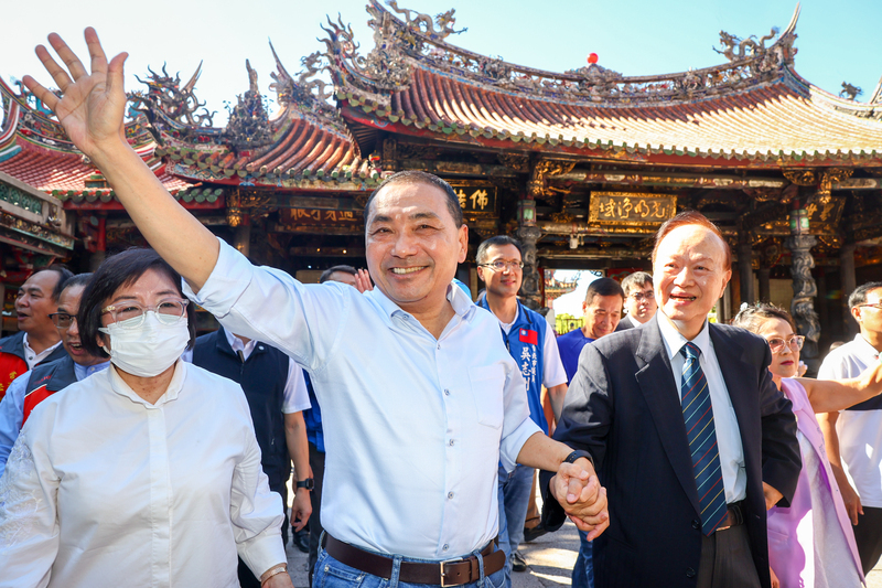 請假後首站參拜龍山寺  侯友宜：不忘對市民承諾