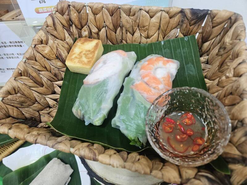 中秋節將至，國健署介紹月餅健康創意吃法，只需要準備豆芽菜、生菜沙拉、小黃瓜、蝦子、冬粉，將20克鳳梨酥捏碎、撒入，搭配生菜、豆芽菜等蔬菜包裹成越式春捲，2捲就可提供1餐所需的蔬菜量。中央社記者陳婕翎攝  112年9月26日 (圖：中央社)