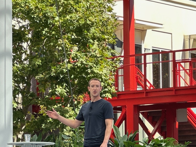 Meta創辦人暨執行長祖克柏（Mark Zuckerberg）27日在美國加州總部舉辦的Connect大會表示，智慧眼鏡是未來很重要的技術平台，讓人們得以自然看見實體世界中的數位全像投影。中央社記者吳家豪加州孟羅公園攝 112年9月28日 (圖：中央社)