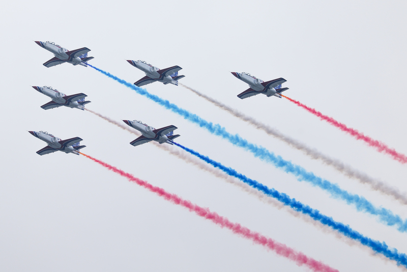 雙十國慶將至，國軍28日展開空中全兵力預演，6架AT-3教練機施放彩煙飛越北市上空。中央社記者王騰毅攝  112年9月28日 (圖：中央社)